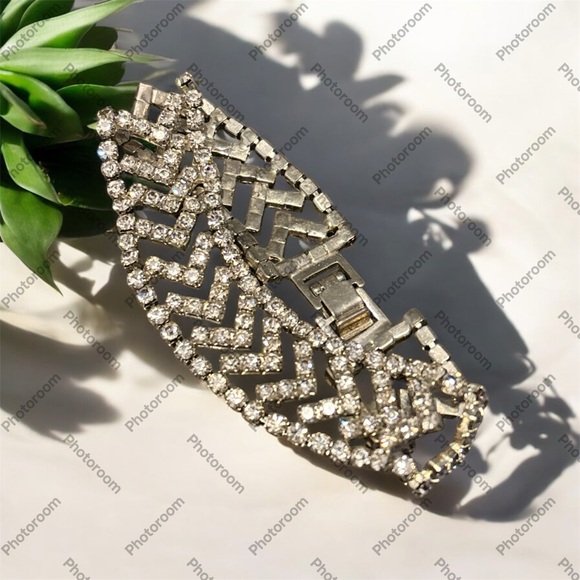 Elegant Silver Crystal Bracelet - Picture 9 of 9